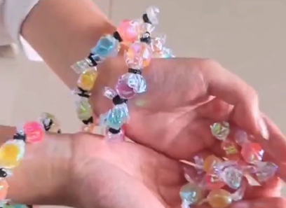 抖音秋天的第一个手环是什么梗